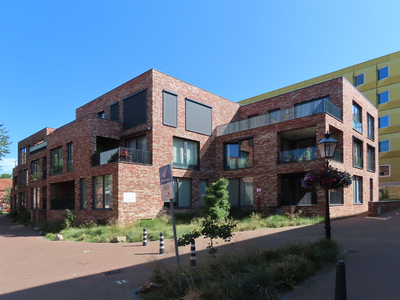 915138 Gezicht op het in 2022 opgeleverde appartementengebouw 'The New U' (Vrouwjuttenhof 20-60) te Utrecht, met op de ...